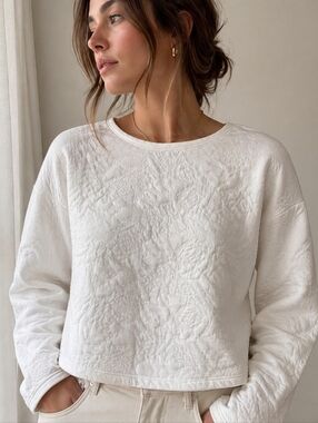 SAN FRANCISCO WHITE EMBOSSED TEXTURED TOP SIZE SMALL MINIMAL CHIC